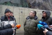 Зам.-министър Нанков оглежда ската над пътя към Рилския манастир