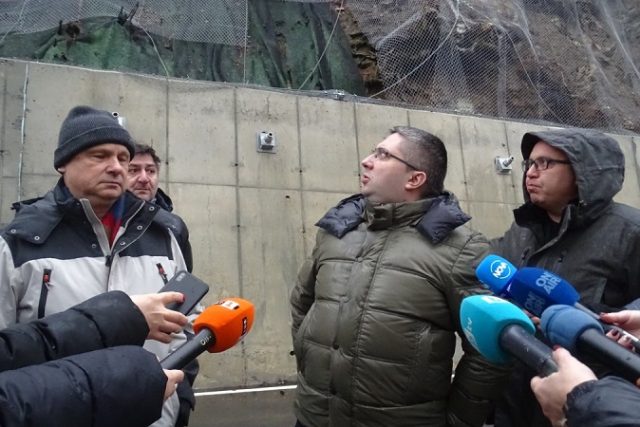 Зам.-министър Нанков оглежда ската над пътя към Рилския манастир
