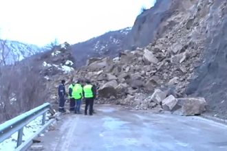 Искърско дефиле, свлачище, скали