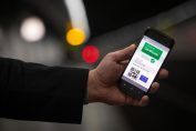 ръка държаща телефон сертификат Ковид електронен