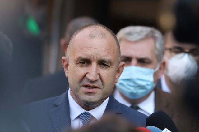 Румен Радев със шефа на Спешна помощ Георги Гелев