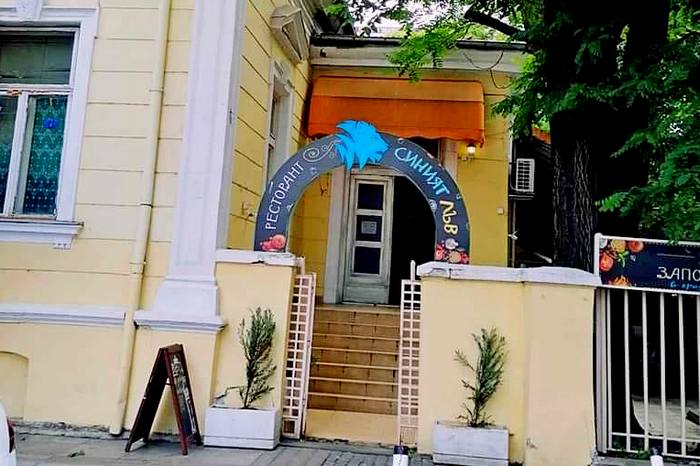 Временният архитект на София задвижи спорен строеж в двора на Синият лъв