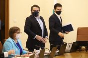 Асен Василев (в средата) заедно с премиера Кирил Петков и икономическия министър Корнелия Нинова по време на днешното правителствено заседание
