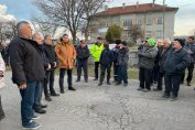протест в село Обручище за дупки на пътя