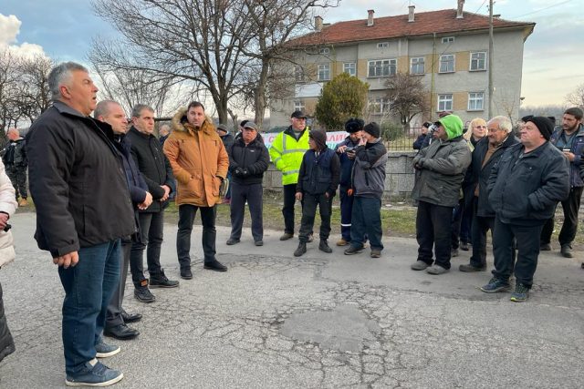 протест в село Обручище за дупки на пътя