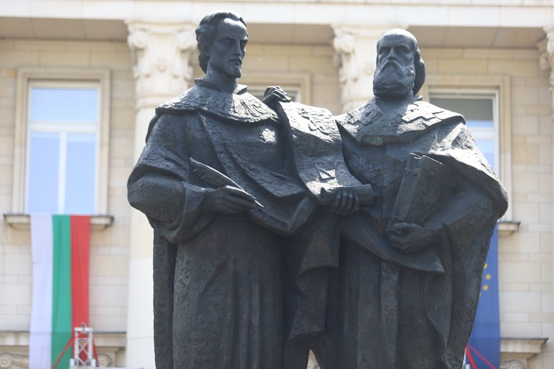 паметник Кирил и Методий 24 май Народна библиотека