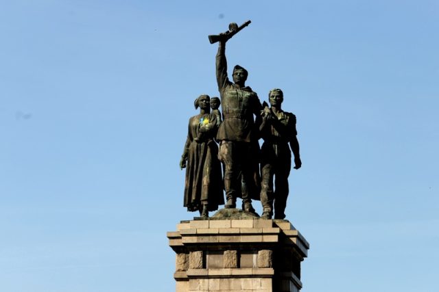 паметник на съветската армия боя украински флаг