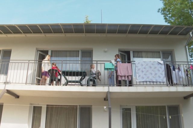 укрански бежанци подслон настаняване хотел