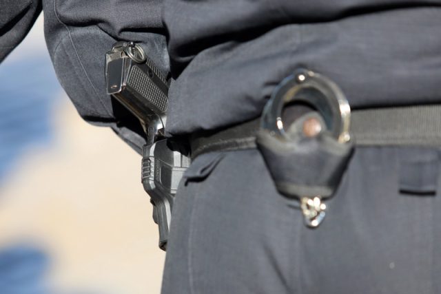 полиция, арест, белезници, пистолет, МВР