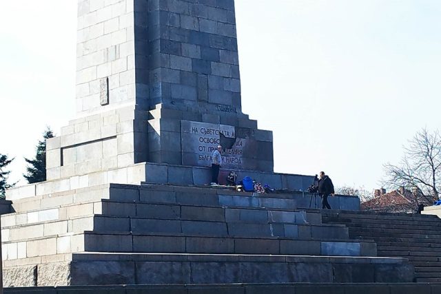 паметник Съветска армия чук