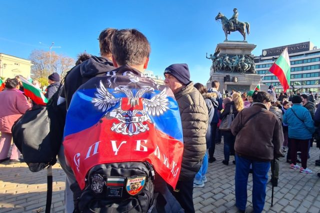 руско знаме, Поход за мир, София