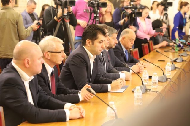 Владислав Панев, Николай Денков, Кирил Петков, Асен Василев, Христо Иванов и Атанас Атанасов