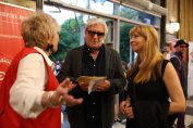 Александър Морфов и Рени Врангова на влизане в театър "Българска армия" за връчване на наградите "Аскеер"