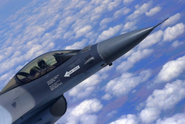 изтребител F16