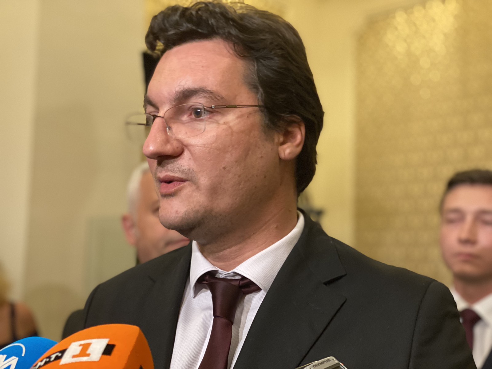 Крум Зарков си тръгва от президентството, Пеканов също се обяви против референдума