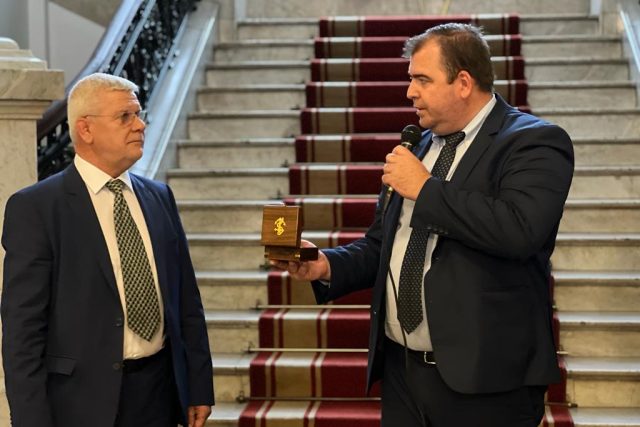 Явор Гечев подари на Кирил Вътев компас