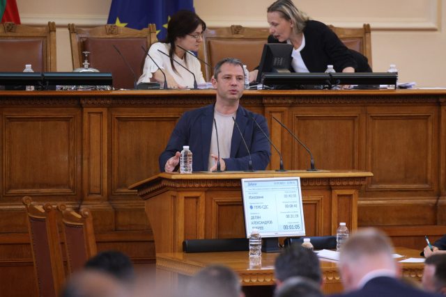 делян Добрев парламент
