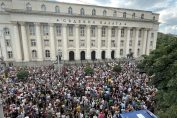 протест заради обезобразено момиче