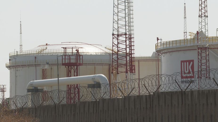Служебната власт сменя държавния надзорник в Нефтохим, докато купувачи оглеждат рафинерията