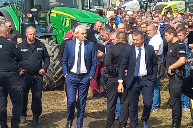 Костадин Костадинов при фермерите на протеста в Долни Богров