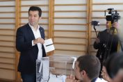 Кирил Петков гласува