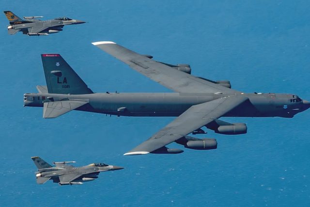 бомбардировач Б-52