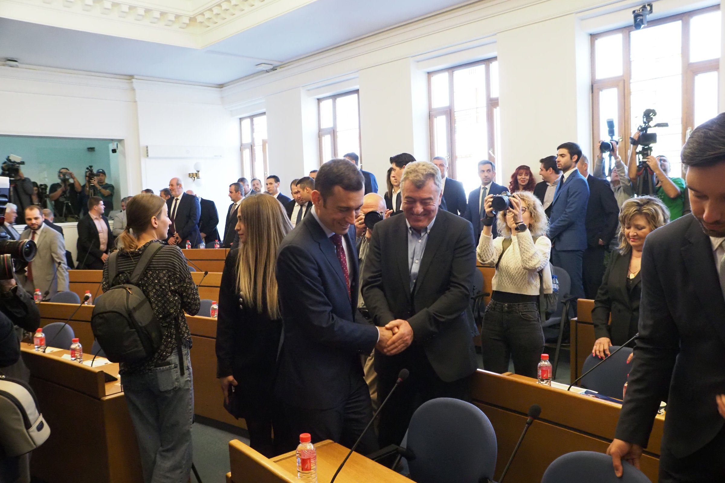 Към момента ПП-ДБ и СС получават подкрепа за управлението от КОД. СН. БГНЕС