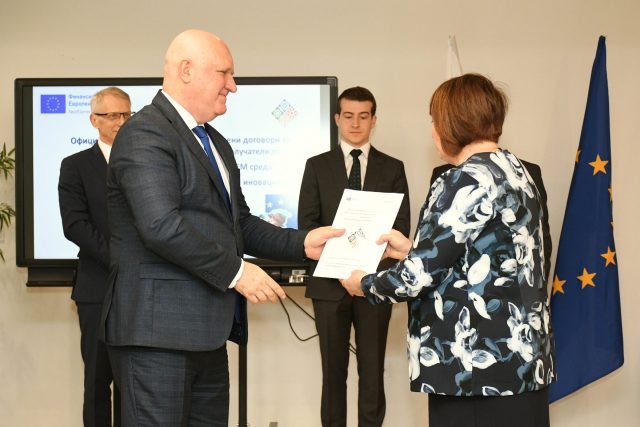 Галин Цоков връчва договори за STEM кабинети