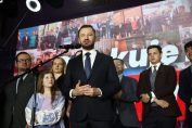 Кандидатът за кмет на Краков Александър Мишалски (C) говори по време на изборната нощ на Гражданската коалиция в Краков