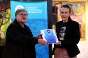 Елена Алексиева получава наградата за роман на годината на фонд "13 века България"