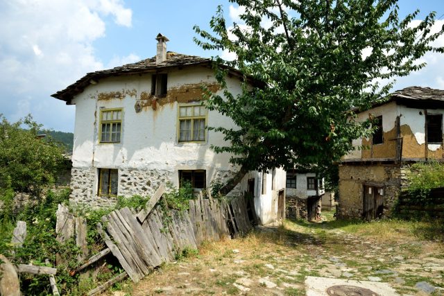село, изоставени къщи