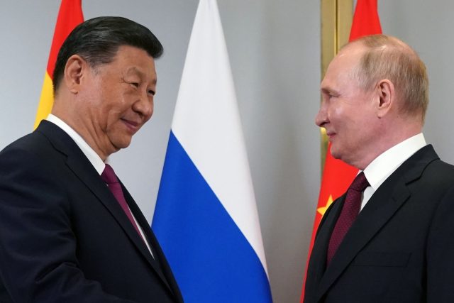 Си Цзинпин и Владимир Путин по време на срещата си в Астана