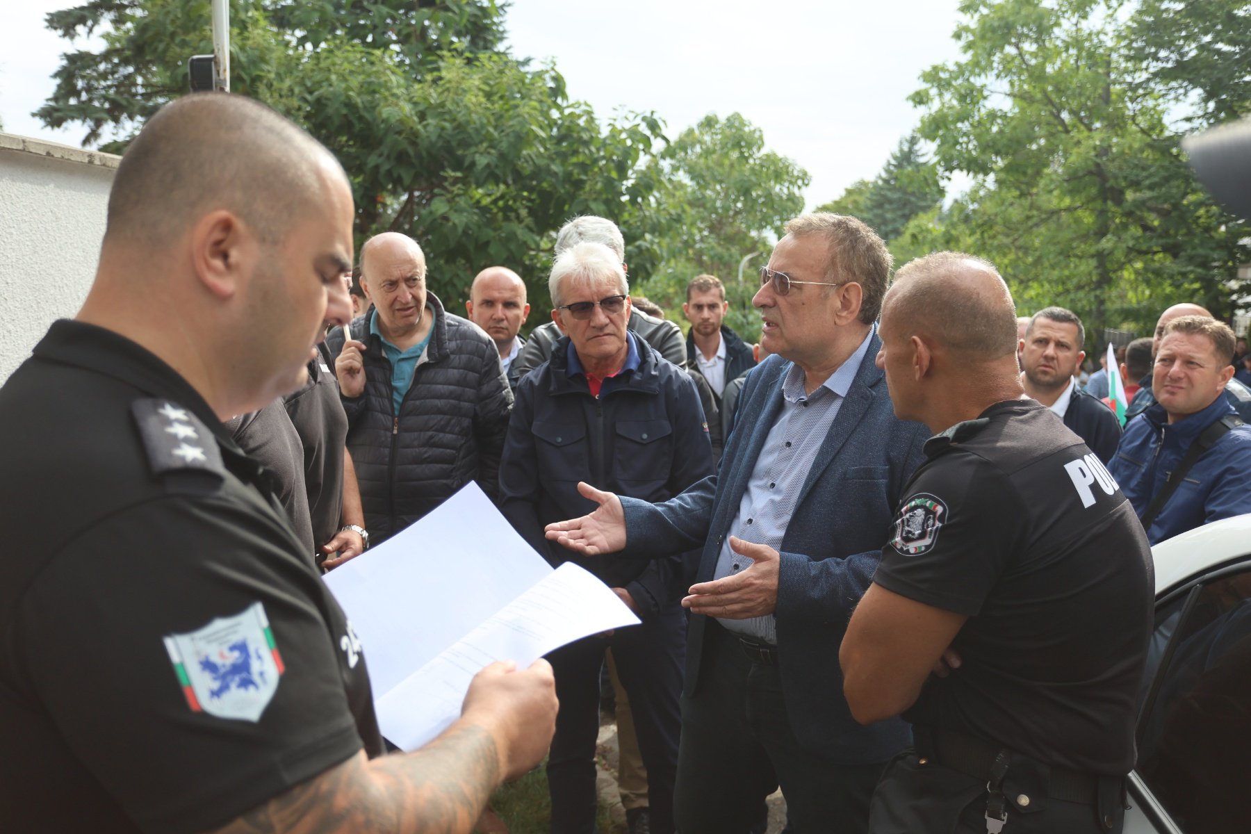 Джевдет Чакъров пред сарая на Ахмед Доган в Бояна. Сн. БГНЕС
