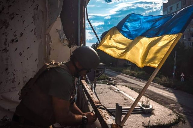 Украйна война военни знаме