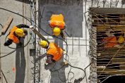 строители, работници