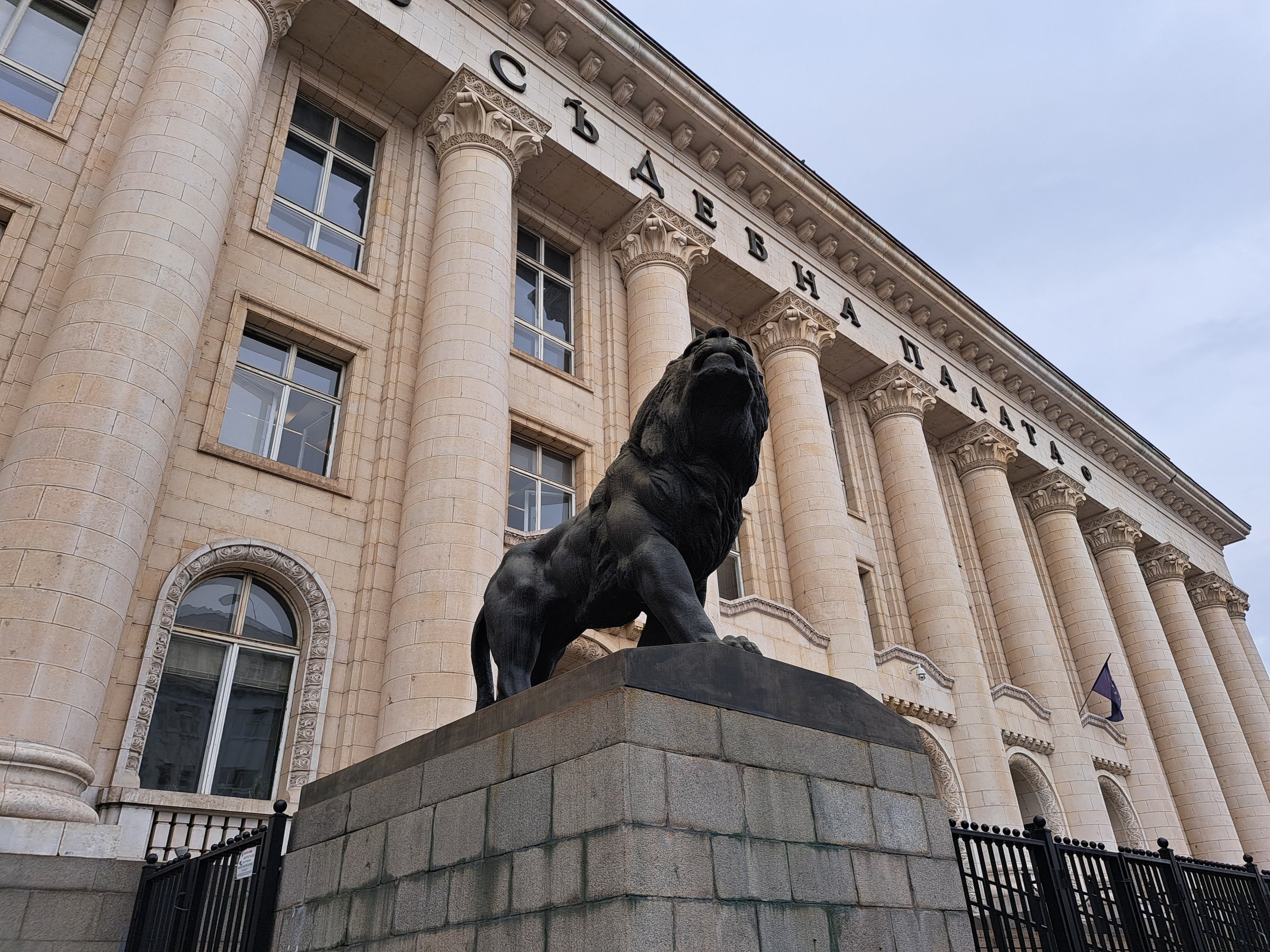 Управляващите гледат безучастно парализиращата се съдебна система