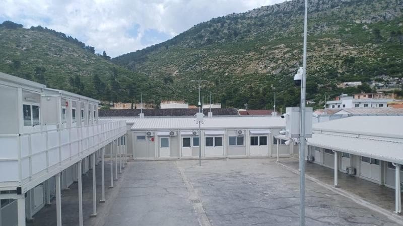 Албания Италия център за настаняване на мигранти