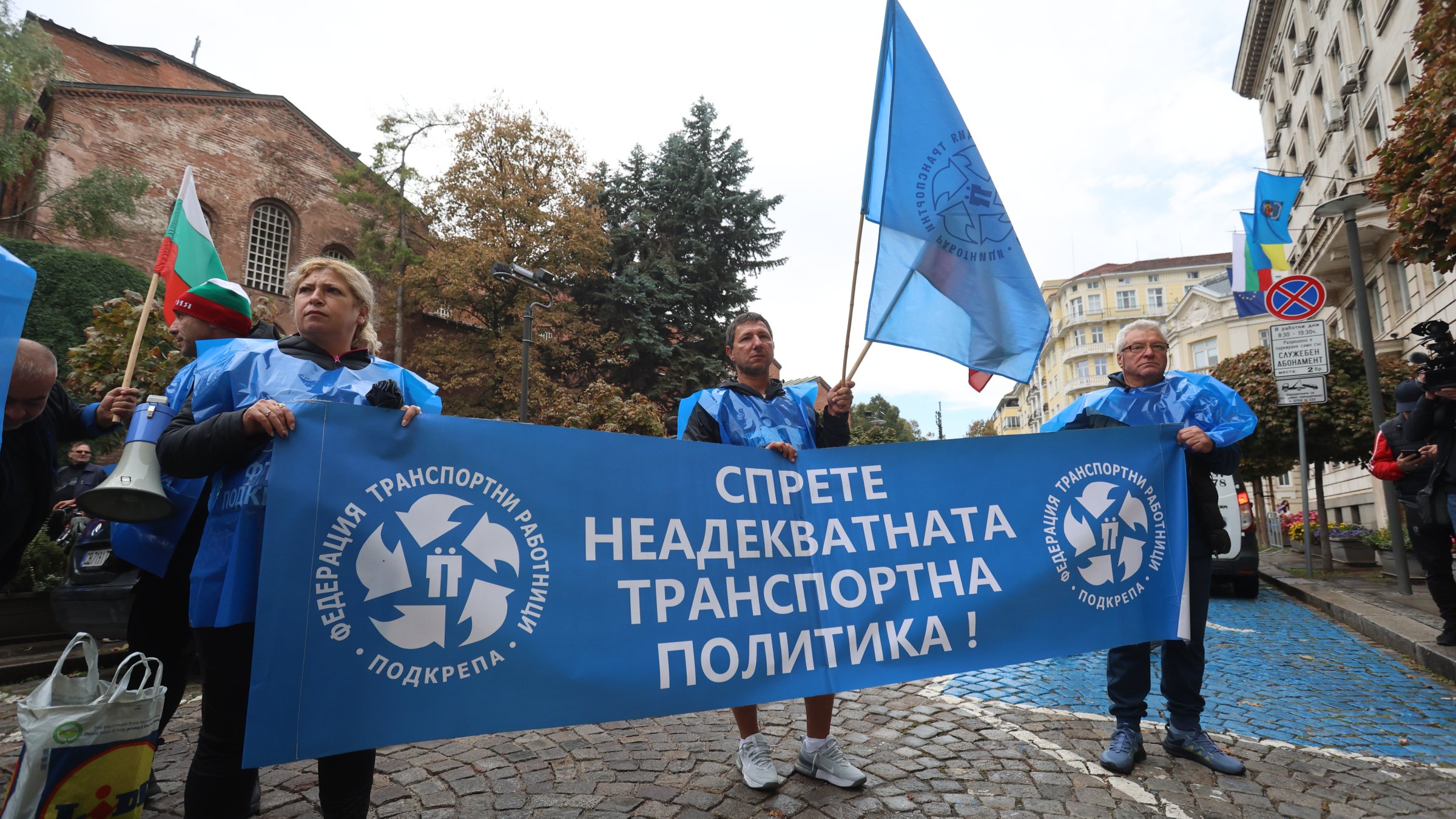 Намериха се пари за бонуси за работещите в транспорта на София