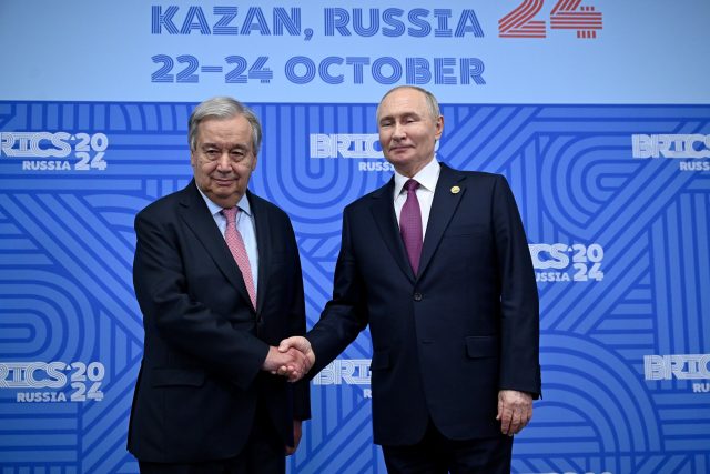 Антониу Гутериш и Владимир Путин по време на срещата им в Казан
