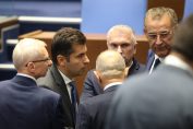 Кирил Петков и Николай Денков от ПП разговарят с депутати от други партии в залата на НС