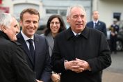 Франсоа Байру (дясно) заедно с президента Еманюел Макрон