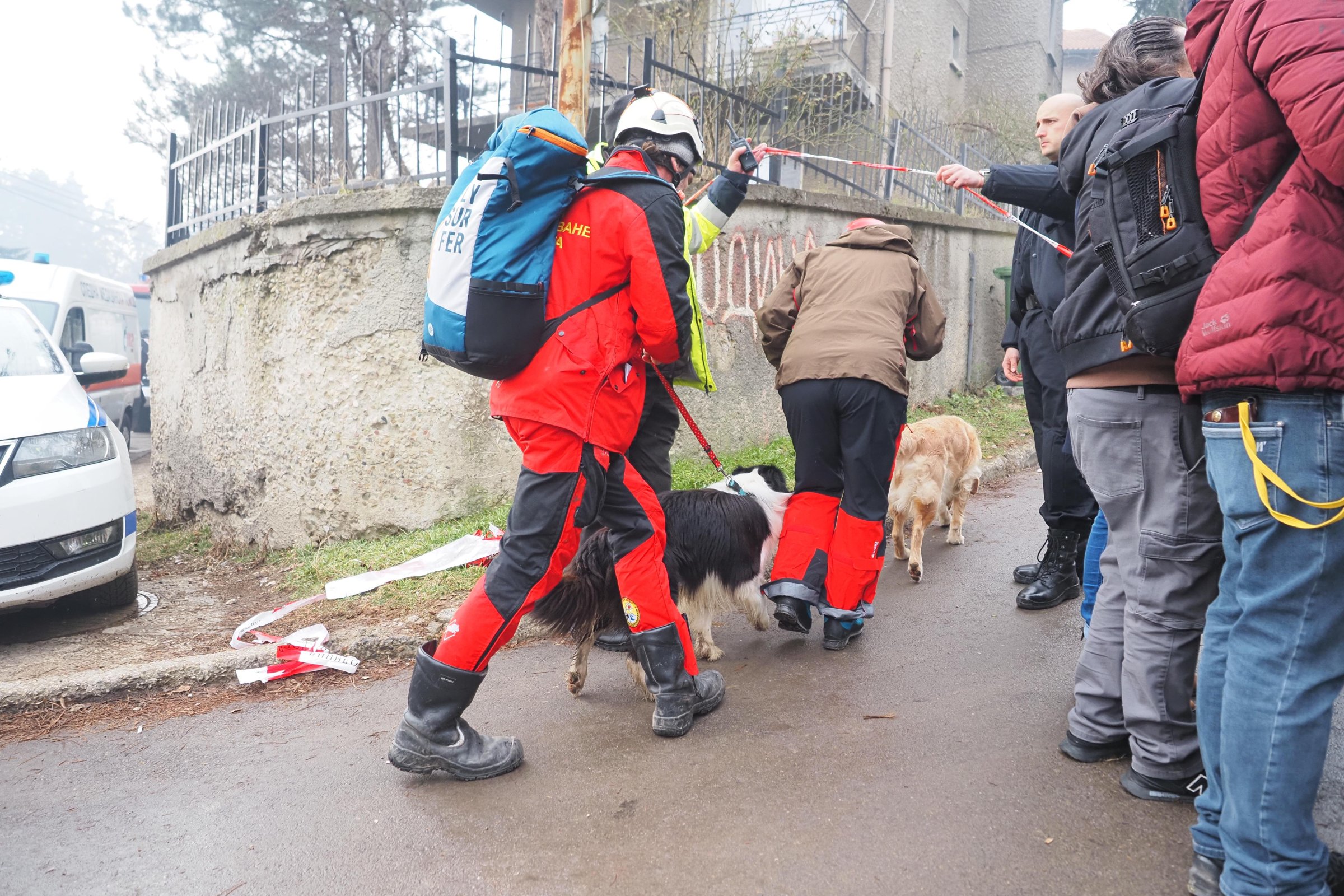 Двама души се издирват след взрив в Банкя. Сн. БГНЕС