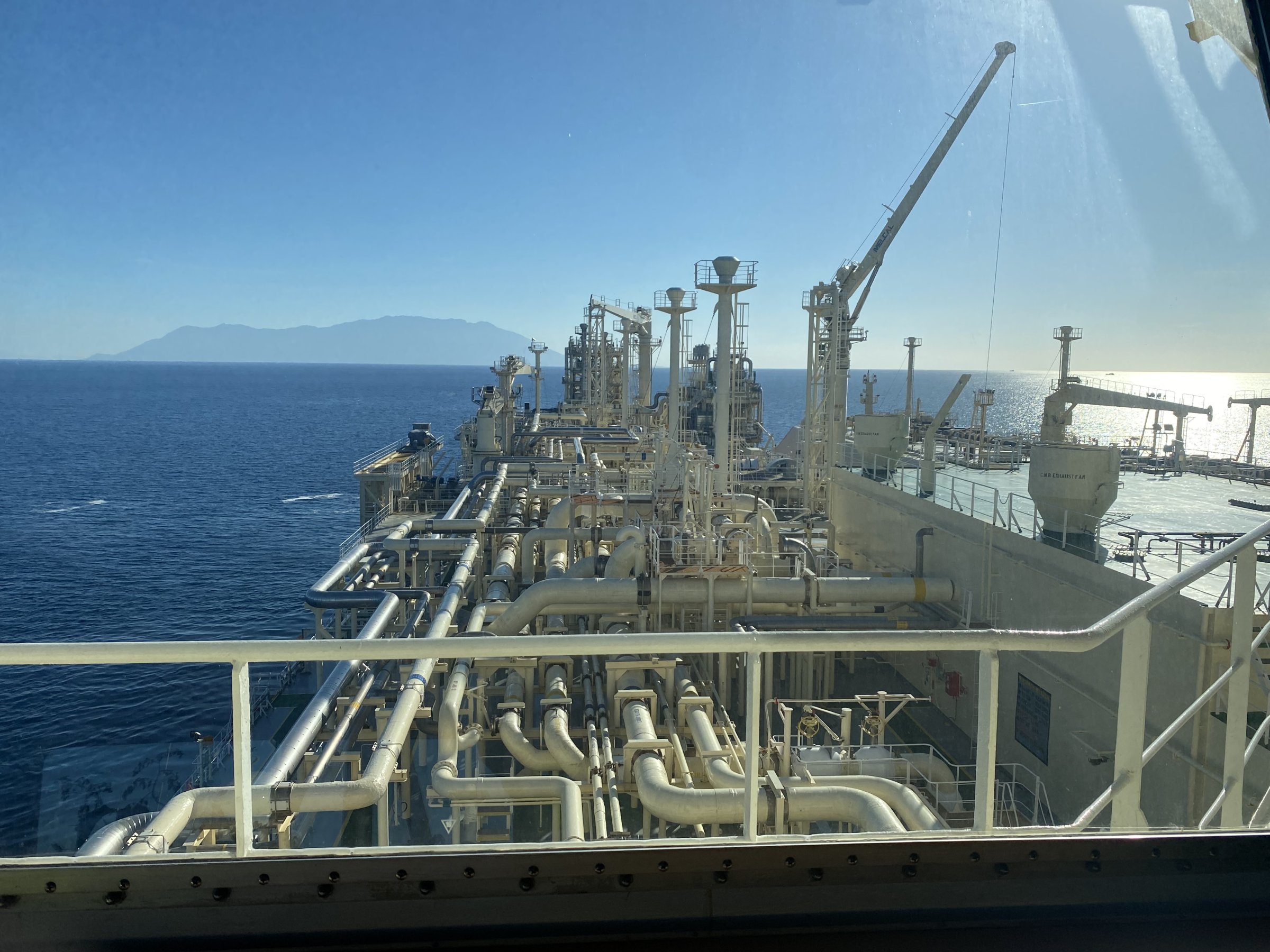 След забраната на руски газ България ще транзитира втечнен, каспийски и турски микс