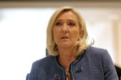 Марин льо Пен пристига в съда в Париж