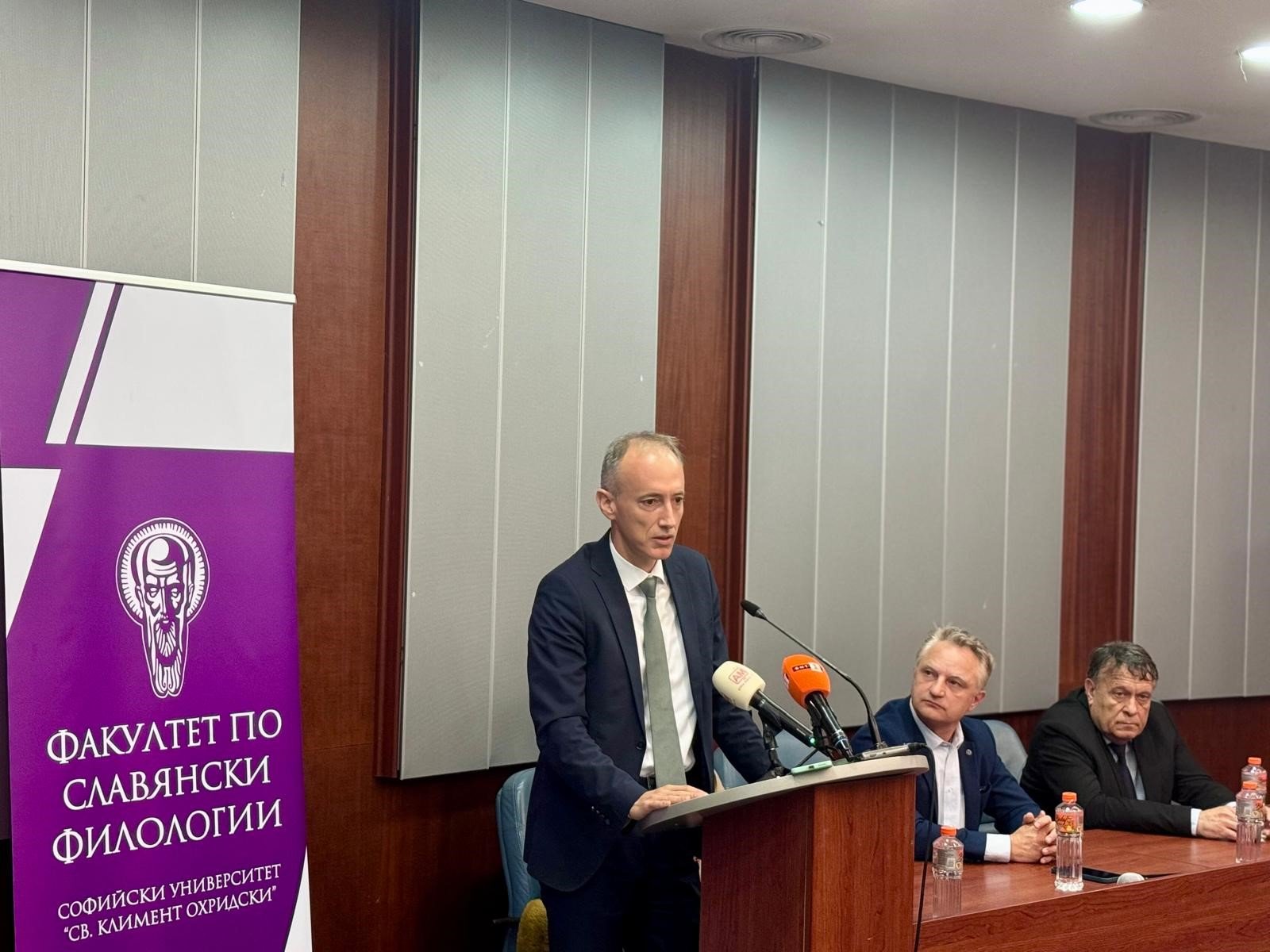 Планират повече съвременна литература в училище, но не за сметка на класиката