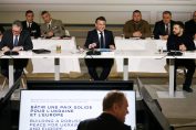 Британският премиер Киър Стармър, френският президент Еманюел Макрон и президентът на Украйна Володимир Зеленски в началото на днешната среща