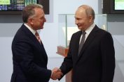 Специалният пратеник на президента Доналд Тръмп за Близкия изток Стив Уиткоф се ръкува с Владимир Путин в Санкт Петербург