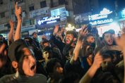 Сирийци празнуват на улицата, след като САЩ обявиха премахването на санкциите срещу Сирия, в Идлиб, Сирия