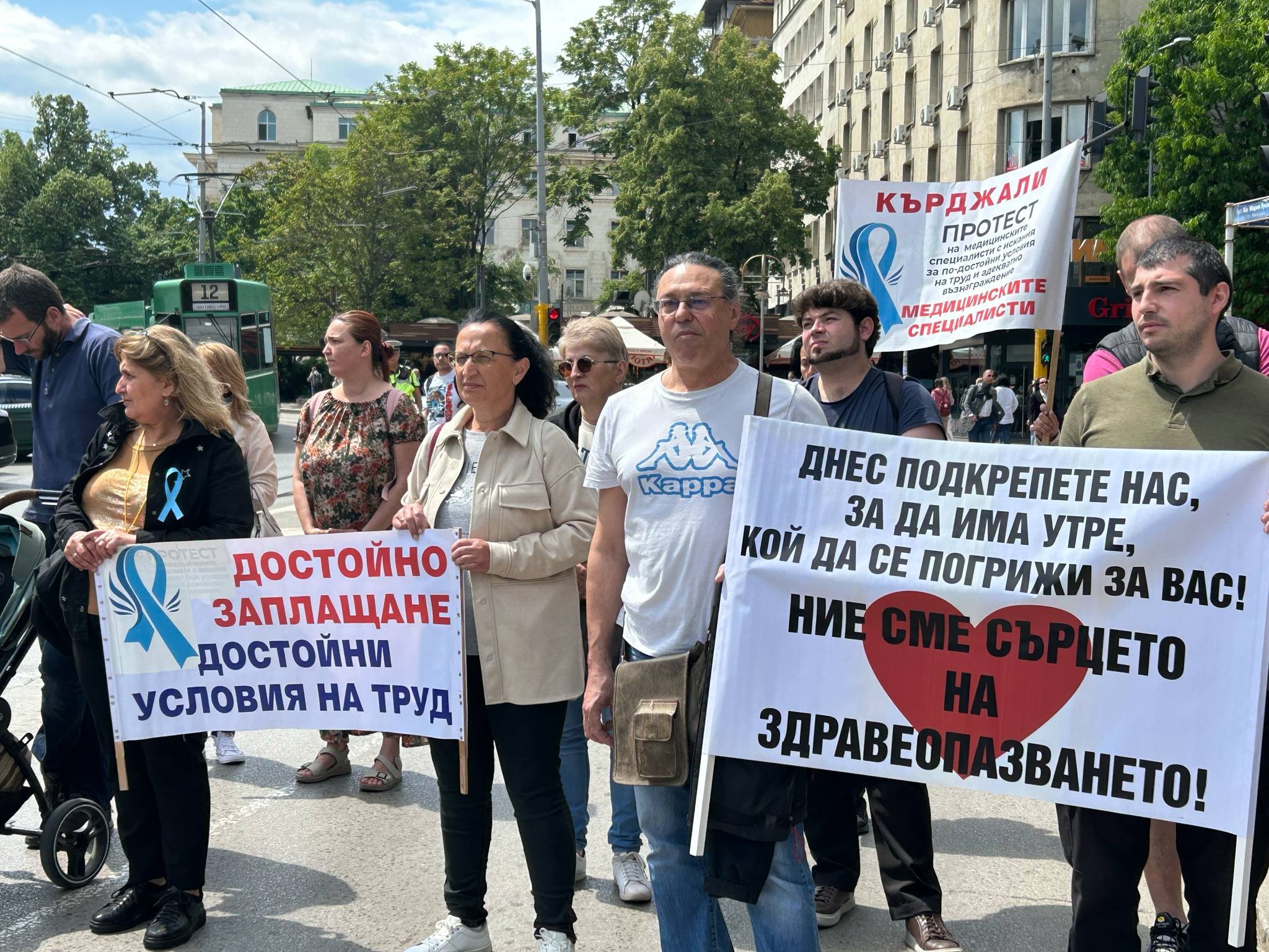 Защо при това търсене цената ни не се качва?. Медицински сестри протестират на празника си