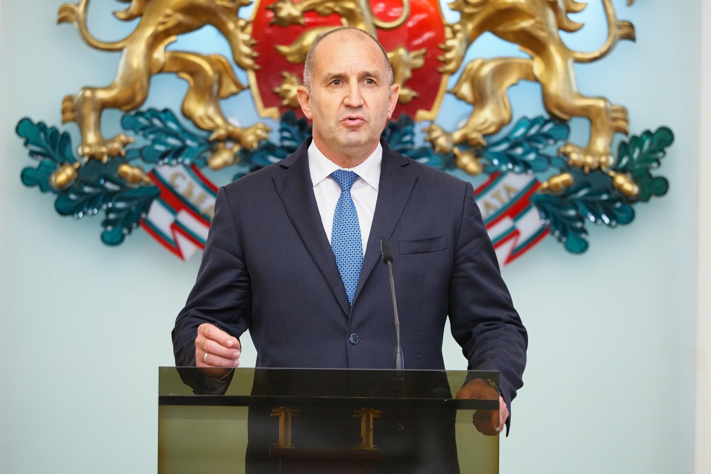 Радев инициира незаконен референдум против еврото